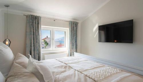 One-Bedroom Apartment with Terrace and Sea View