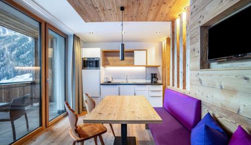 Superior One-Bedroom Apartment with Balcony