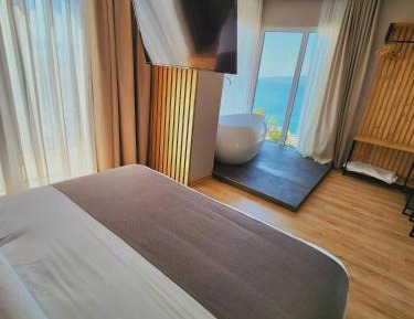Deluxe Double Room with Balcony and Sea View with Bathtub