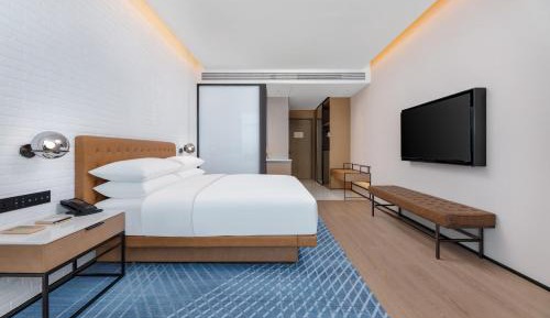 Superior King Room with City View