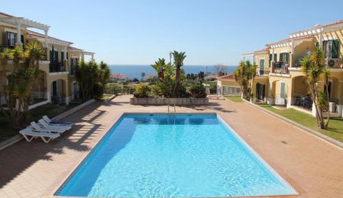 Apartment with Pool View 