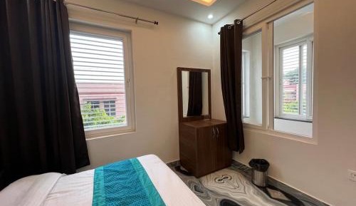 Deluxe Room (2 Adults + 1 Child)