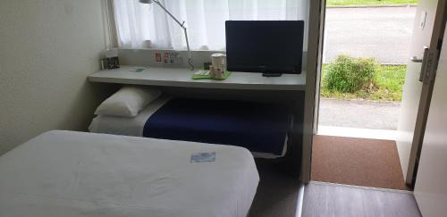 Standard Double Room with One Single Bed - Up to Ten Years