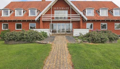Fourteen-Bedroom Holiday home