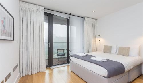 Deluxe One-Bedroom Apartment with Balcony 