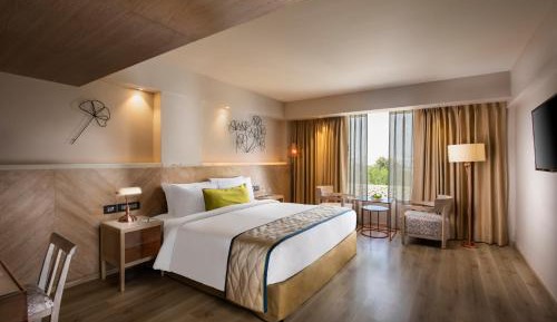 Deluxe King Room: Avail 20% discount on FNB & (1+1 Happy Hour from 1pm - 11pm on selected brands at Lattice Bar)