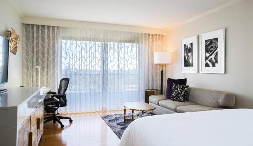 Deluxe, Guest room, 1 King, Sofa bed, Lake view, Balcony