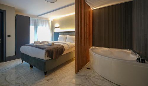 Deluxe Double Room with Bath