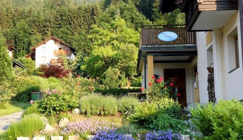 One-Bedroom Apartment with Lake View