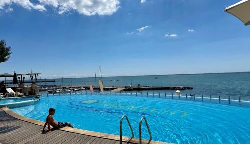 Apartment with Pool View 