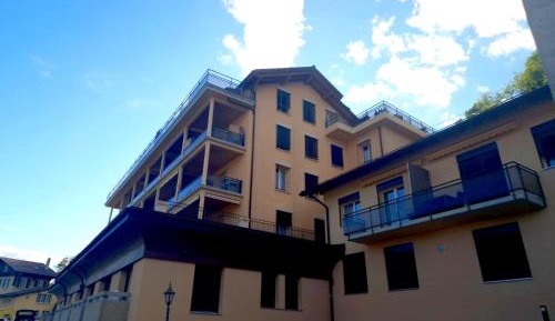 Apartment with Mountain View