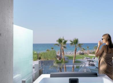 Nautilux Suite with Hot Tub & Sea View