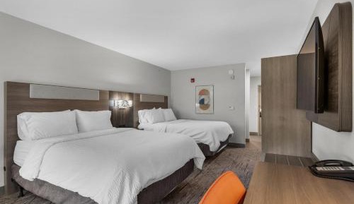 Standard Queen Room with Two Queen Beds and Mobility Accessible Tub