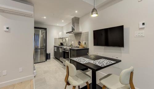 Studio Queen Bed (A10)