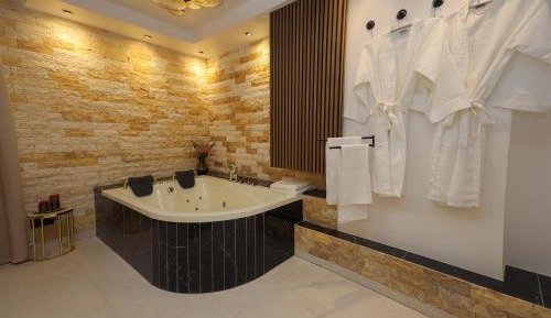 Deluxe Suite with Spa Bath