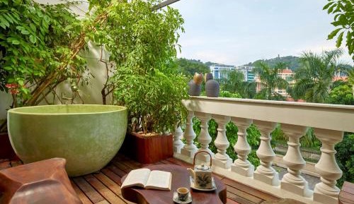 Junior Suite Studio with Bathtub, Balcony & Mountain View