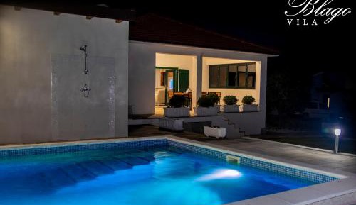 Villa with Swimming Pool