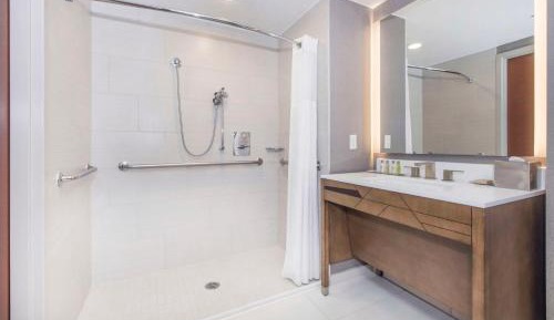 King Room with Roll-in Shower - Mobility and Hearing Accessible/Non-Smoking