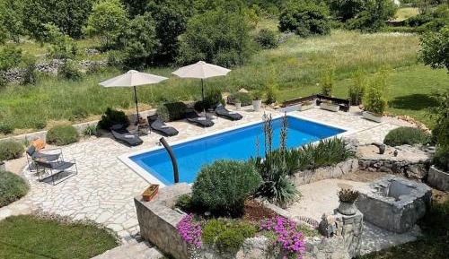 Apartment with Pool View 