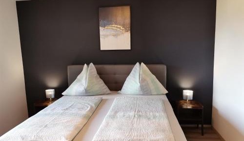 Apartment with Garden and Lake View