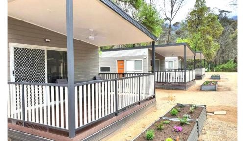 Deluxe Two-Bedroom Cabin - Sleeps 6