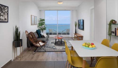 Family Two-Bedroom Apartment with Balcony