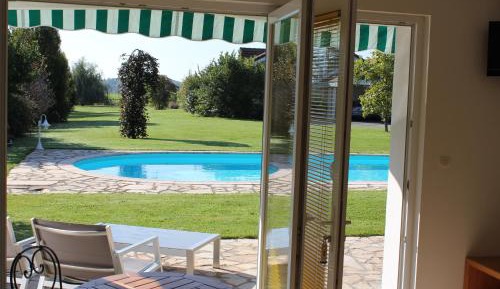 Apartment with Pool View 