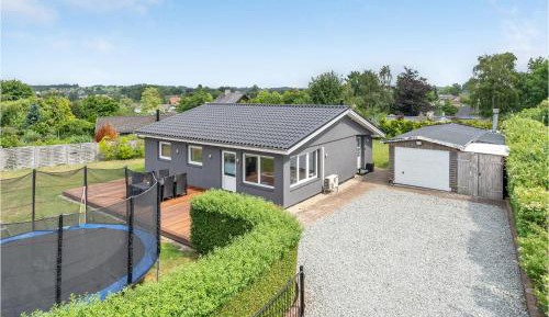 Three-Bedroom Holiday Home 