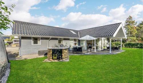 Three-Bedroom Holiday Home 