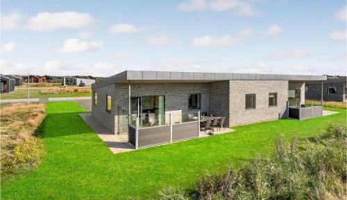 Three-Bedroom Holiday Home 