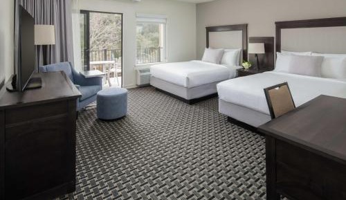 Two Queen Beds with Balcony - Disability Access