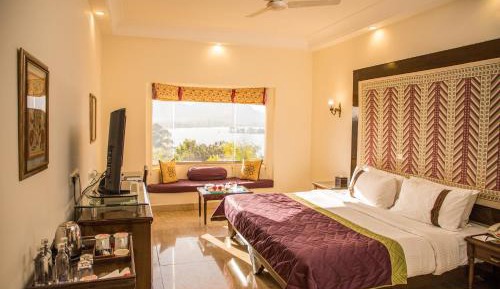 Deluxe Double Room with Lake View- Enjoy 10% Discount F&B,SPA & Laundry