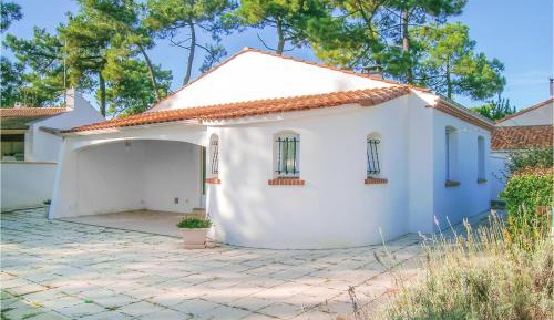 Three-Bedroom Holiday Home 