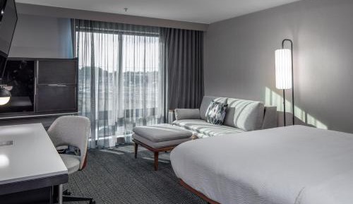 One-Bedroom Double Suite with Tub - Mobility &amp; Hearing Accessible