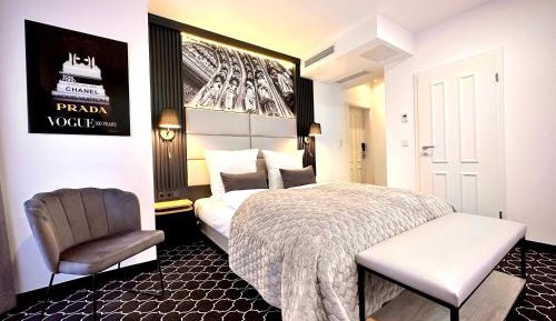 Large Double Room with Side River View