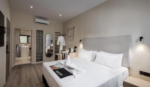 Deluxe Suite with Bathtub