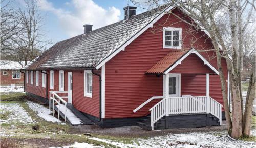 Ten-Bedroom Holiday Home