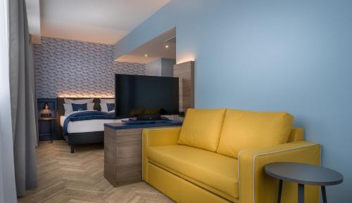 Premium Queen room with single sofa bed