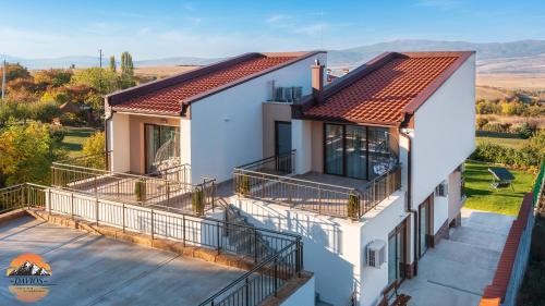 Apartment with Mountain View