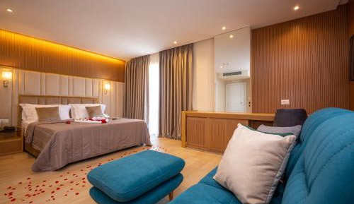 Superior Suite with Balcony and Side Sea View