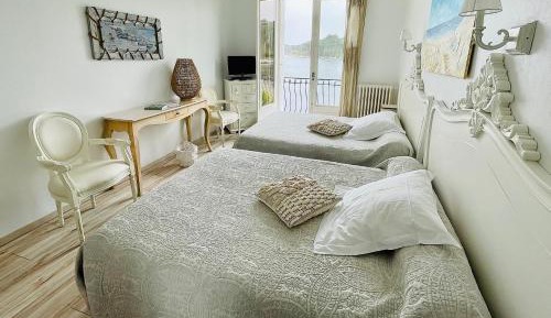 Twin Room with Bath with Lake View