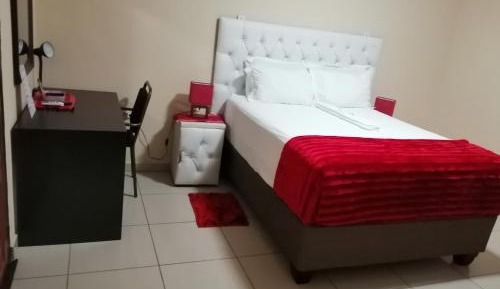 Deluxe Queen Suite