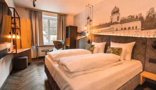 Standard Queen Room