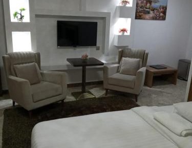 Deluxe Room (2 Adults + 1 Child)