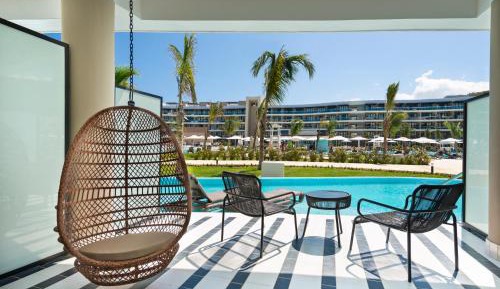 Swim Up Junior Suite 