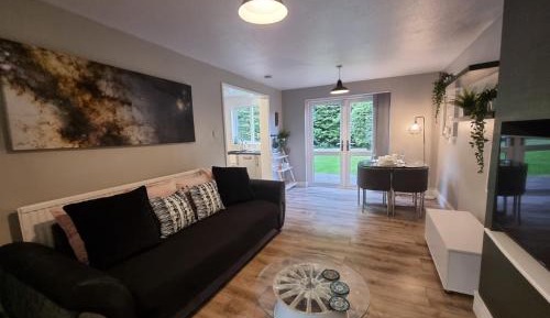 Deluxe Two-Bedroom Apartment with Garden View