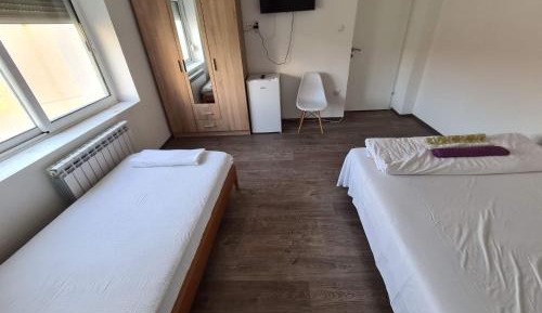 Basic Triple Room with Shared Bathroom