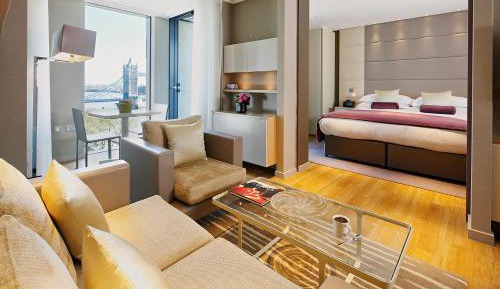 Luxury One-bedroom Apartment with Tower View