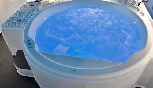 Apollo Honeymoon Suite Private Outdoor Jetted Tub