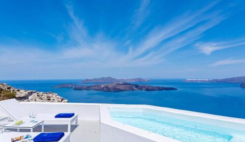 Junior Suite with Private Heated Plunge Pool and Caldera View